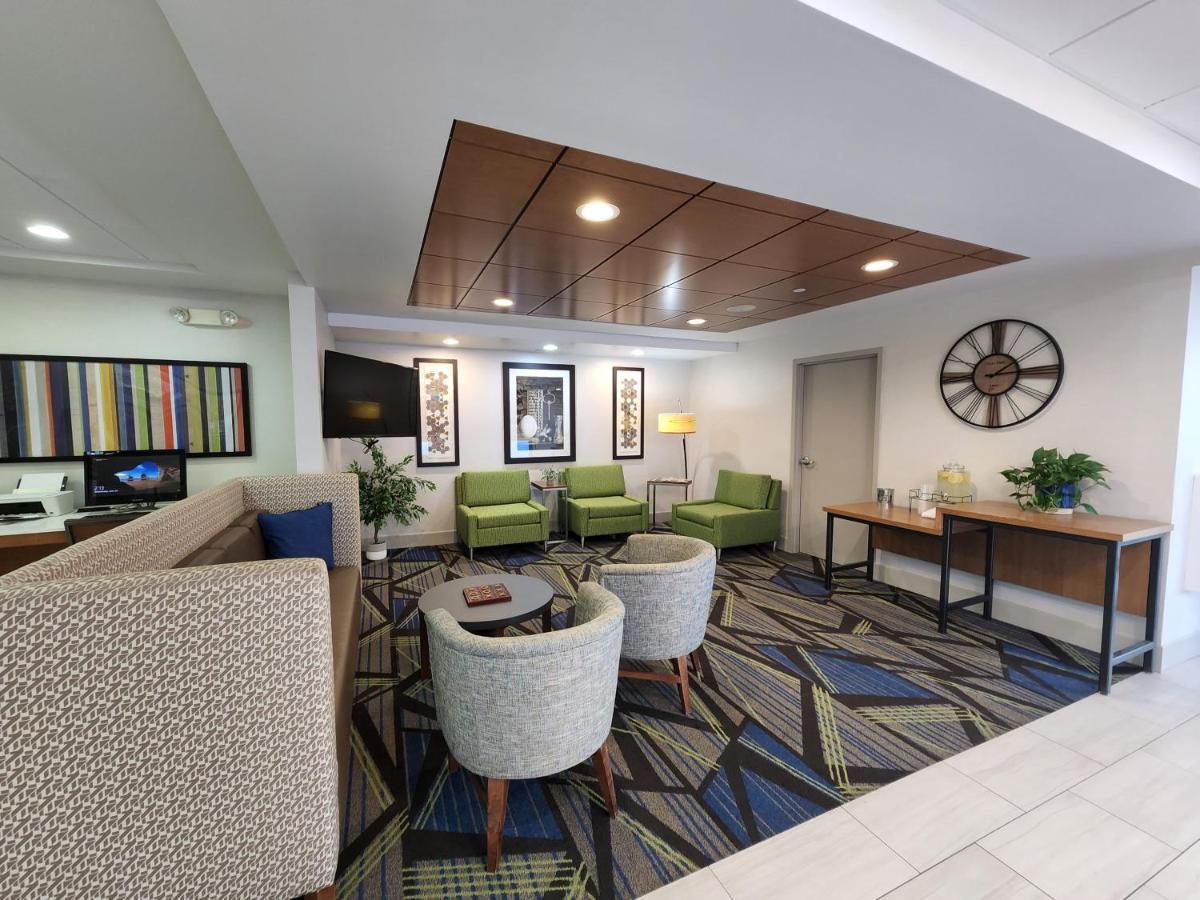 Holiday Inn Express Hotel & Suites Rochester By Ihg Exterior photo