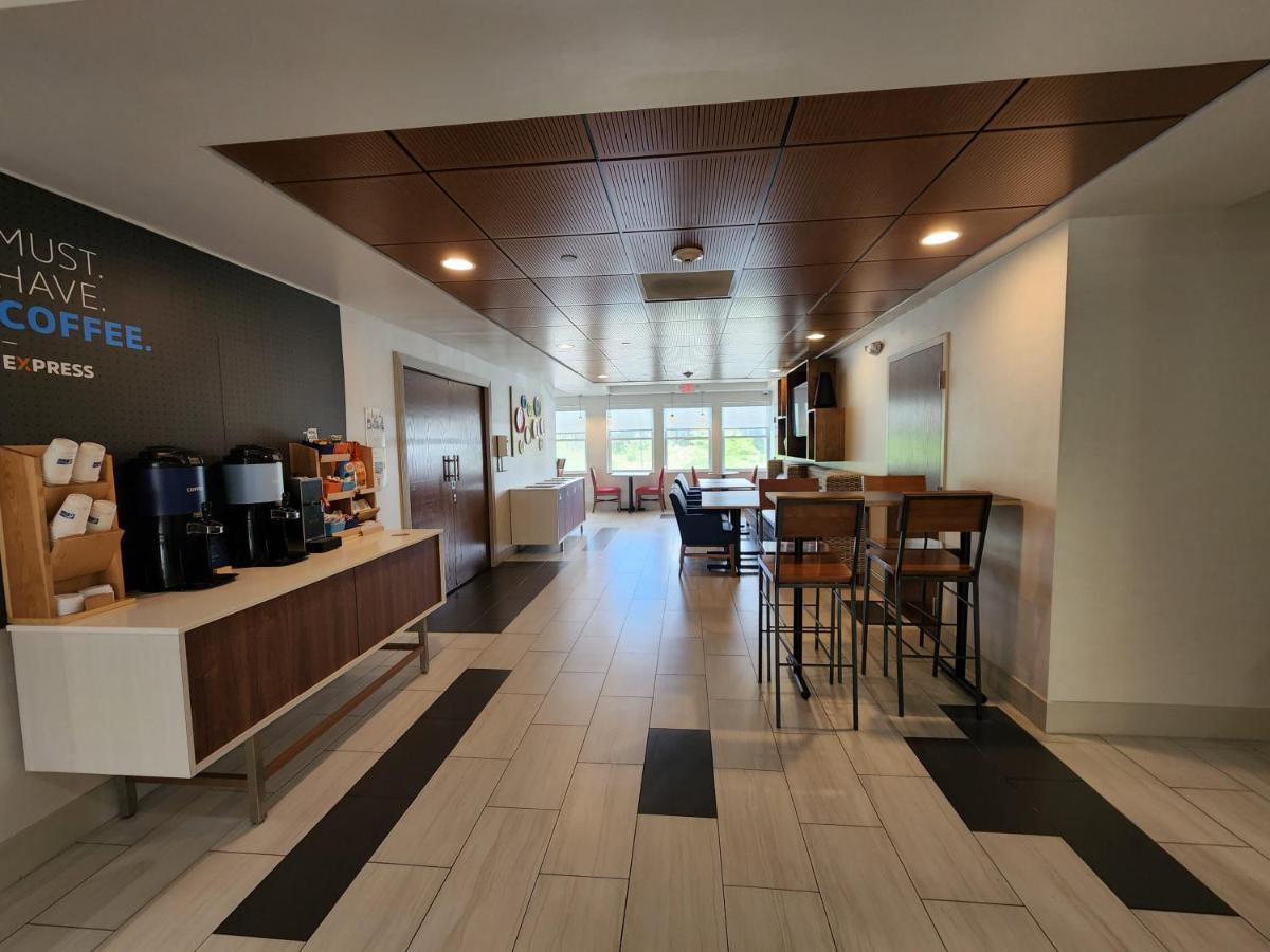 Holiday Inn Express Hotel & Suites Rochester By Ihg Exterior photo