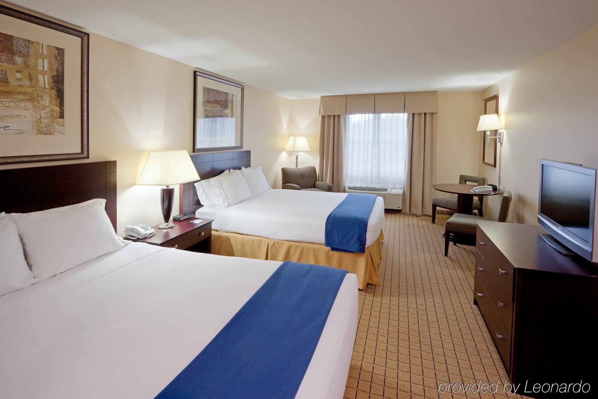 Holiday Inn Express Hotel & Suites Rochester By Ihg Room photo