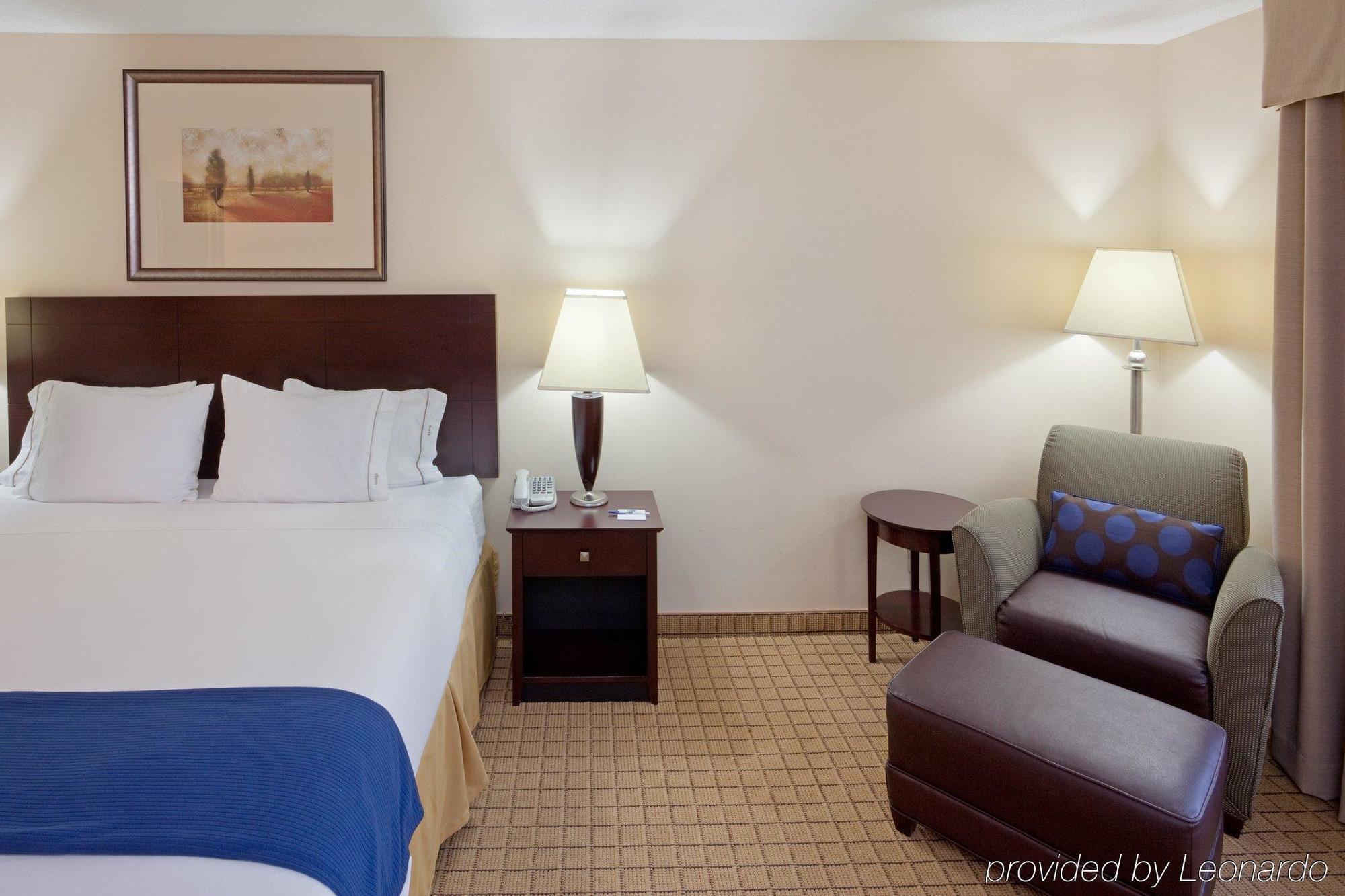 Holiday Inn Express Hotel & Suites Rochester By Ihg Room photo